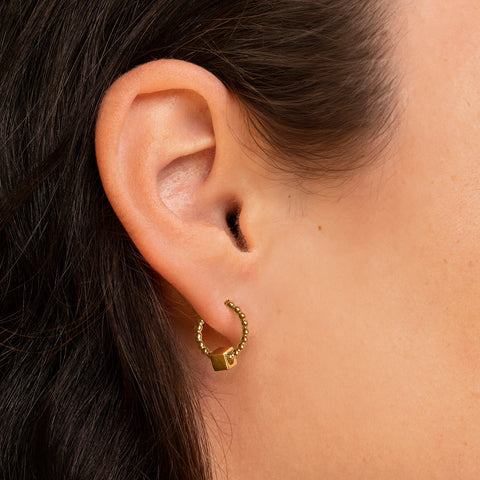 Solid as a Block oorbellen goud pareldraad