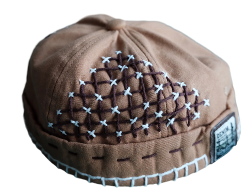 Recycled/upcycled cap with embroidery in a kaki colour