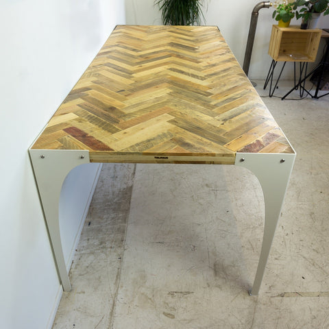 Sustainable Design tafel gemaakt van visgraat pallethout. Stalen onderstel gemaakt van gerecycled materiaal - Tolhuijs