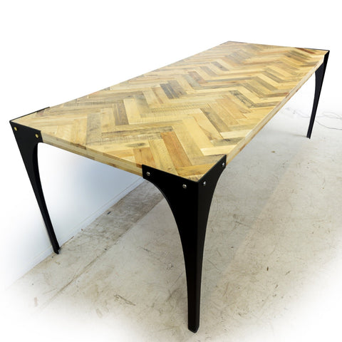 Sustainable Design tafel gemaakt van visgraat pallethout. Stalen onderstel gemaakt van gerecycled materiaal - Tolhuijs