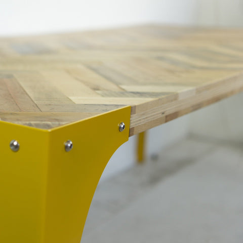 Sustainable Design tafel gemaakt van visgraat pallethout. Stalen onderstel gemaakt van gerecycled materiaal - Tolhuijs