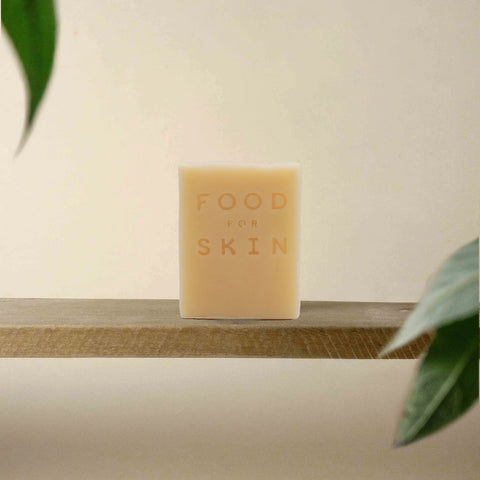 Food for Skin Apricot Body Bar rechtopstaand zeepblok op beige achtergrond
