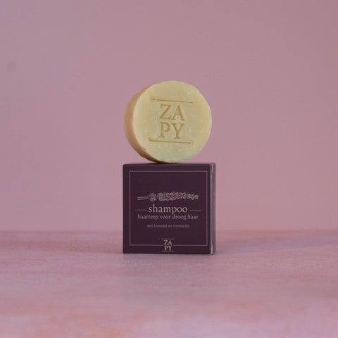 Onze CG Proof shampoo is de ideale keuze voor haar dat op een natuurlijke manier verzorgd moet worden. Vrij van schadelijke stoffen en perfect voor jouw haartype.