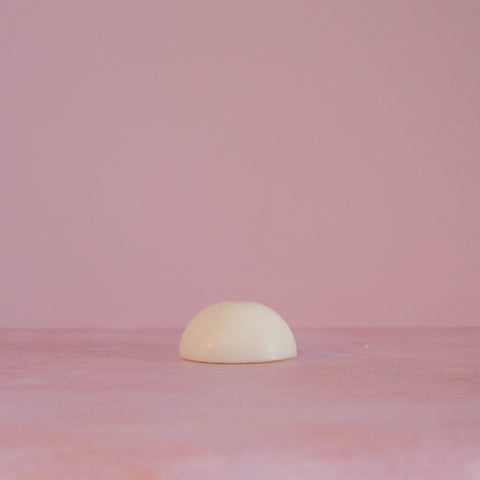 Deze bar brengt vet haar in balans en laat je haar fris en licht aanvoelen.