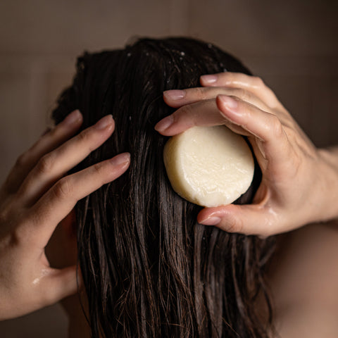 Onze conditioner bars verzorgen je haar op een milieuvriendelijke manier, zonder schadelijke toevoegingen.