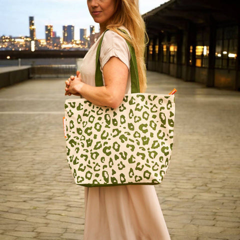 Duurzame shopper Luipaard sfeerfoto stad