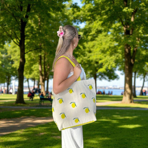 Duurzame tas gerecycled katoen citroenen Lovely Lemons actiefoto model met tas in park