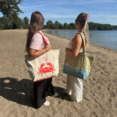 Duurzame tas gerecycled katoen Oh Crab en Sandy Shore sfeerfoto bij strand