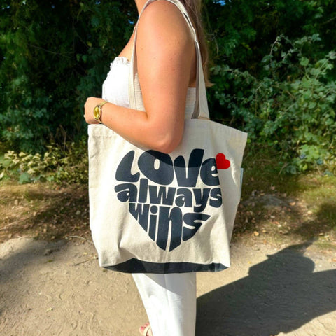 Duurzame tas gerecycled katoen met hart en tekst Love Always Wins