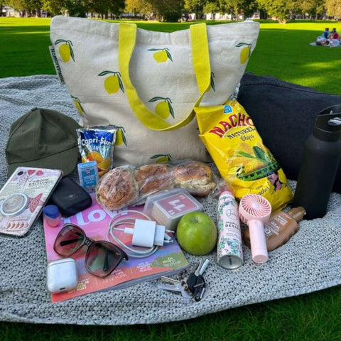 Duurzame tas groot met rits citroenen gerecycled katoen foto in park inhoud tas op kleed