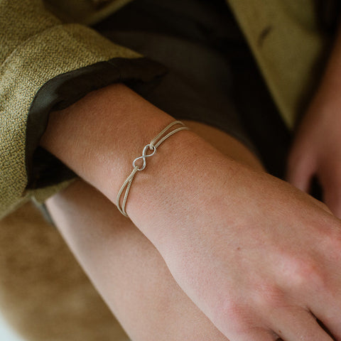 Infinity armband 925 sterling zilver beige on body