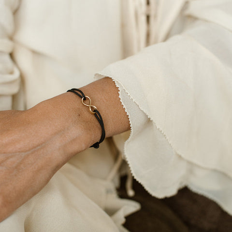 Infinity armband goud zwart on body