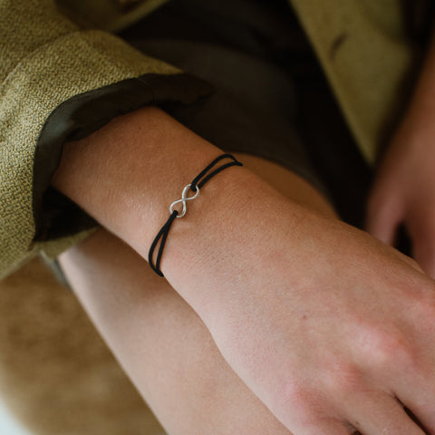 Infinity armband 925 sterling zilver zwart on body shot