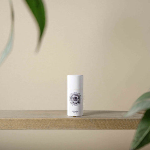 Food for Skin Sunny Balm zonnebescherming lipbalsem op houten plankje


