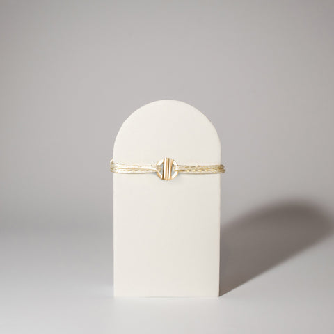 De You are Loved-armband is geïnspireerd op een verlovingsring, hoe romantisch is dat? Twee halve rondjes die samen één worden. 