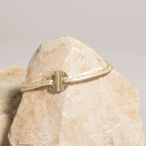 De You are Loved-armband is geïnspireerd op een verlovingsring, hoe romantisch is dat? Twee halve rondjes die samen één worden. 