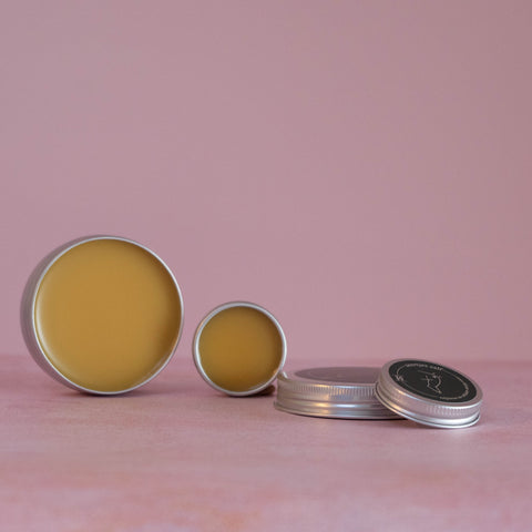 Verzacht kleine pijntjes met onze Zeertjes Zalf, een milde en natuurlijke balsem die de huid kalmeert en herstelt.