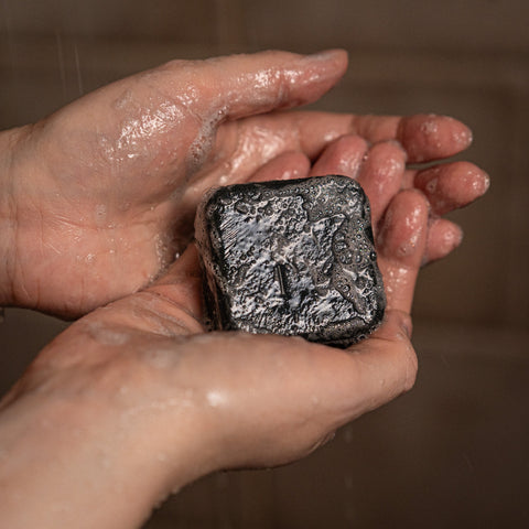 Deze gezichtszeep, verrijkt met actieve kool en lavendel, biedt een milde maar grondige reiniging voor een gezonde en stralende huid – zonder schadelijke toevoegingen!