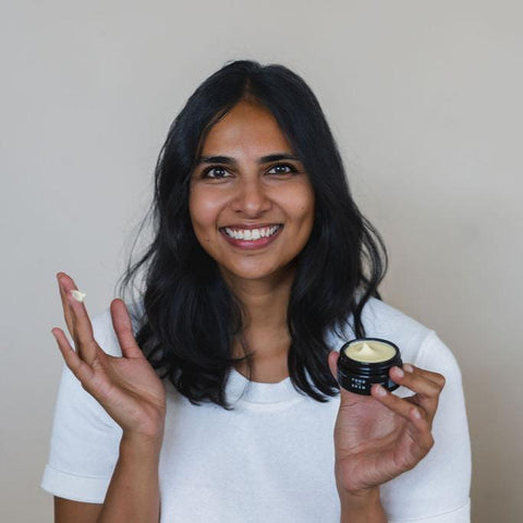 Vrouw toont Food for Skin vegan dag- en nachtcrème 