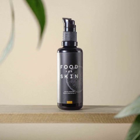 Reinigingsolie voor gezicht van Food for Skin op houten plankje