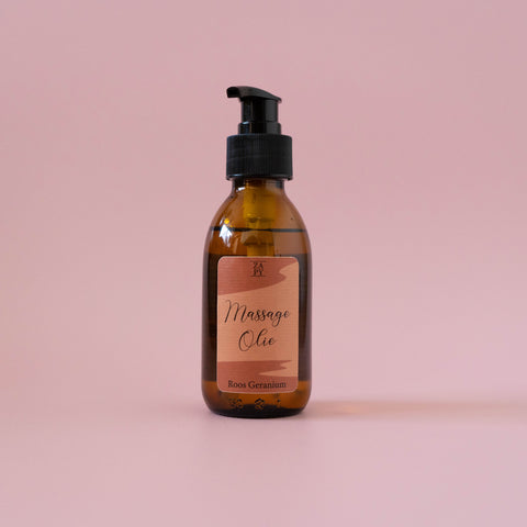 Flesje massageolie van 120 mL, samengesteld uit 100% biologische en veganistische ingrediënten. Verkrijgbaar in de varianten Roos & Geranium, Lavendel & Tea Tree, en geurloos, ideaal voor gevoelige huidtypes.