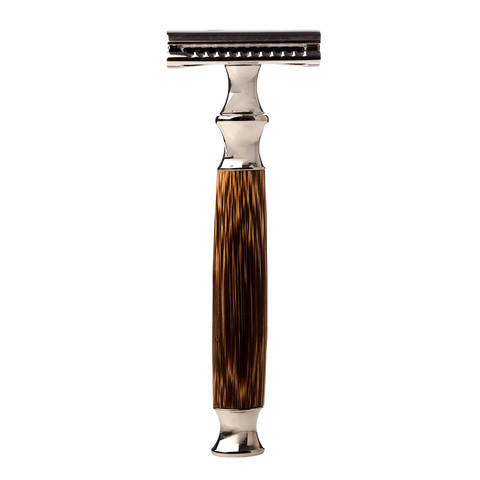 Safety razor met bamboe handvat zonder achtergrond.