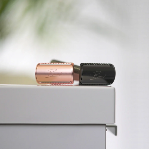 Safety razor zwart en rose gold naast elkaar op de rand van de wastafel.