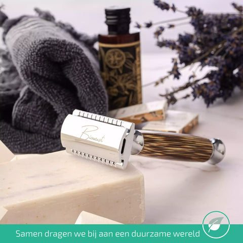 Safety razor schuin liggend op een blok scheerzeep.