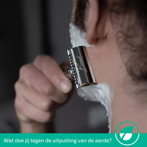 Man scheert zijn gezichtshaar met de safety razor.