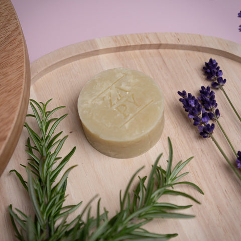 Herstel droog haar met onze verrijkte shampoo, boordevol natuurlijke oliën die je haar diep voeden en verzachten. Perfect voor een gezonde glans!