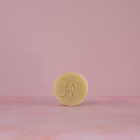 Verzorg droog haar met onze voedende shampoo, verrijkt met hydraterende oliën voor een zijdezachte en glanzende finish, zonder onnodige toevoegingen.