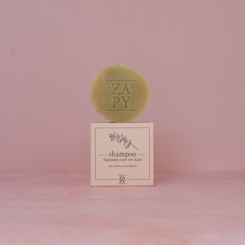 Kalmeer je droge lokken met onze shampoo voor droog haar. De oliën werken intensief om je haar te herstellen en te hydrateren voor een natuurlijke glans.