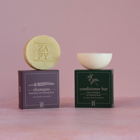 Geef je droge lokken een boost met onze voedende shampoo. De combinatie van natuurlijke oliën herstelt en hydrateert je haar voor een gezondere uitstraling.