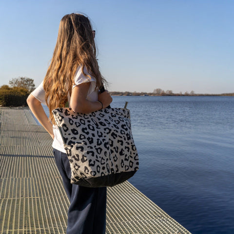 Shopper Luipaard Black sfeerfoto met model