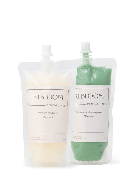 Tandpasta in navulverpakking. Milde munt groene refill en pepermunt witte tandpasta in refill zak