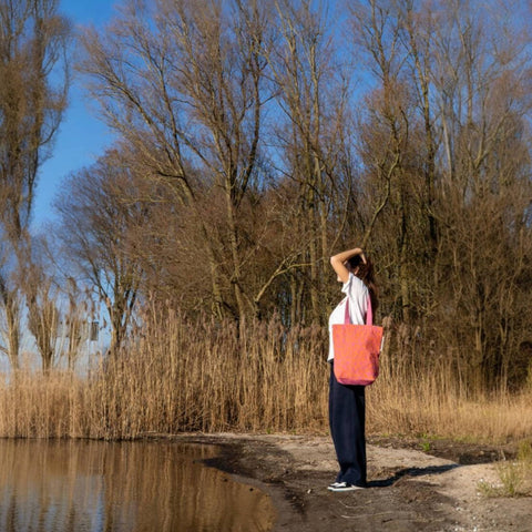 Tote bag Magenta Luipaard actiefoto met model