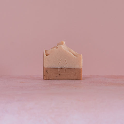 De Zapy Box: een duurzame en verrassende collectie handgemaakte zeep. Inclusief lichaamszeep, gezichtszeep, shampoo en scheerzeep, allemaal gemaakt met natuurlijke en vegan ingrediënten. Elke box biedt een unieke mix, samengesteld om verspilling te verminderen. Perfect voor een luxe en milieuvriendelijke verzorgingsroutine.