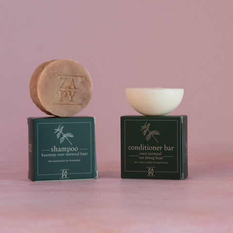 Geef je haar extra verzorging met natuurlijke oliën en vitamines.