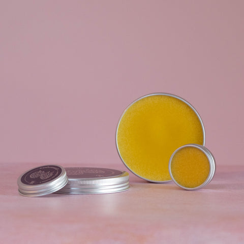 Geef je huid de beste verzorging met deze rijke, natuurlijke zalf die hydrateert, beschermt en heerlijk zacht aanvoelt.