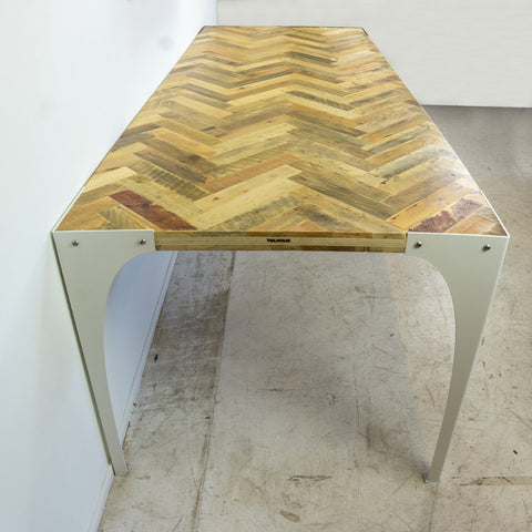 Sustainable Design tafel gemaakt van visgraat pallethout. Stalen onderstel gemaakt van gerecycled materiaal - Tolhuijs