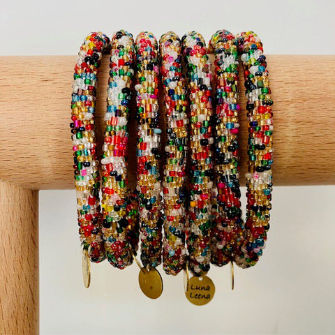 Luna-Leena armband rol multi - 14+ glaskralen - hand gehaakt in Nepal