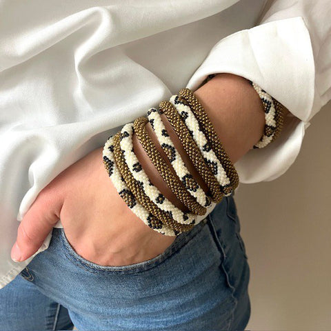 Luna-Leena armband rol leopard  gebroken wit, zwart, goud - 14+ - glaskralen - hand gehaakt in Nepal