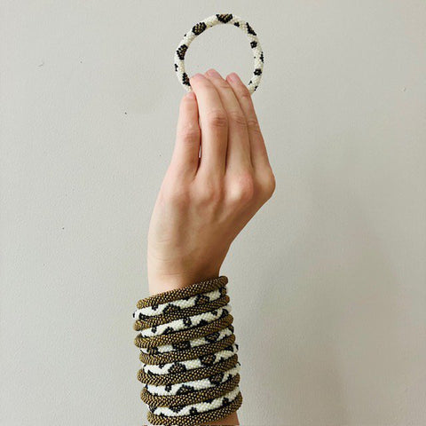 Luna-Leena armband rol leopard  gebroken wit, zwart, goud - 14+ - glaskralen - hand gehaakt in Nepal