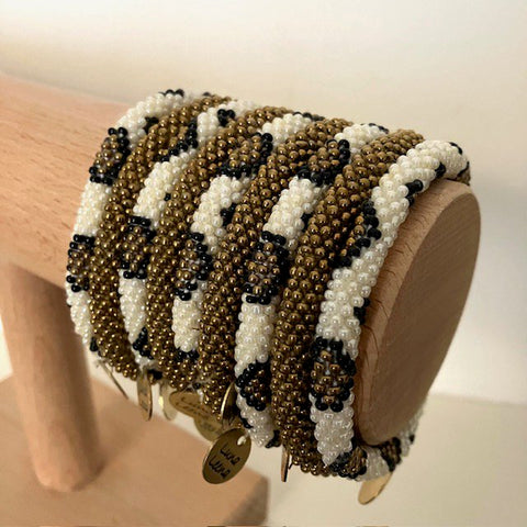 Luna-Leena armband rol leopard  gebroken wit, zwart, goud - 14+ - glaskralen - hand gehaakt in Nepal