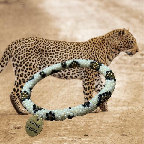 Luna-Leena armband rol leopard  gebroken wit, zwart, goud - 14+ - glaskralen - hand gehaakt in Nepal