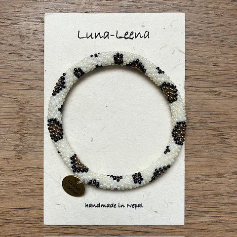 Luna-Leena armband rol leopard  gebroken wit, zwart, goud - 14+ - glaskralen - hand gehaakt in Nepal