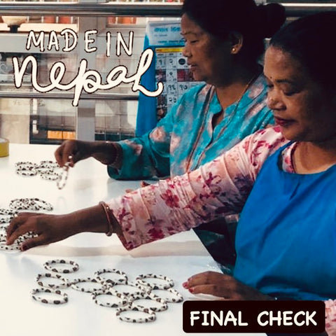 Luna-Leena armband rol leopard  gebroken wit, zwart, goud - 14+ - glaskralen - hand gehaakt in Nepal