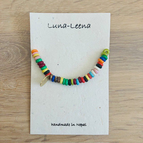 Luna-Leena armband multi - one size stretch - gerecycled kralen van bestaande armbanden uit Nepal - handgemaakt in Nepal