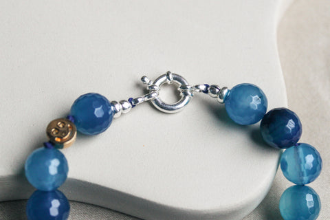 Blauwe agaat edelsteen armband met zilveren sluiting