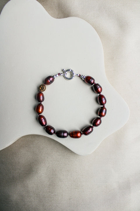Duurzame burgundy parel armband, handgemaakte sieraden
